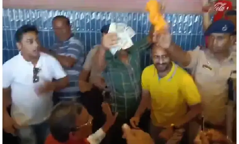 BJP leader accused: cash scandal disrupts Maharashtra.