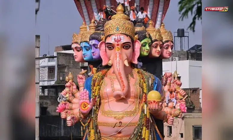 Hyderabad readies for Ganesh Chaturthi despite rains.